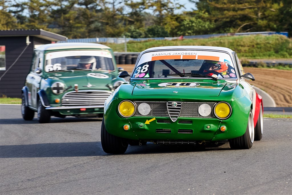 Klassisk dyst mellem Alfa Romeo GTAm og Mini Cooper S.
(Foto: Ib Trebbien)